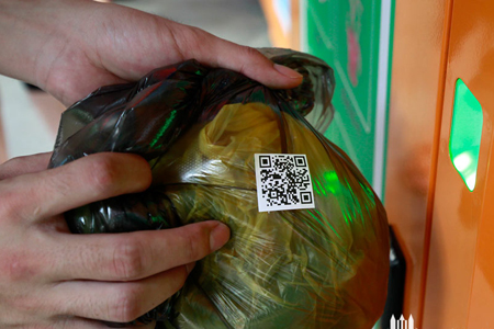 掃描垃圾袋上的二維碼，打開箱門，投放垃圾